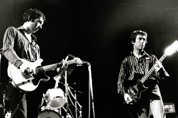 buzzcocks а в январе 1977 выходит миниальбом состоящий из четырех композиций (« Breakdown», «Times Up», «Boredom» и «Friends Of Mine») под названием «Spiral Scratch».