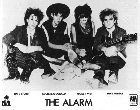 The Alarm В июне 1983 года The Alarm провели свой первый тур по США поддерживая U2 в их War-туре.