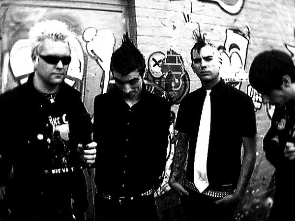Anti-Flag В состав Anti-Flag входят основатели Джастин Сэйн (вокал,гитара) и Пэт Тетик (ударные), а также Крис Баркер (вокал, басгитара) и Крис Хед (гитара).