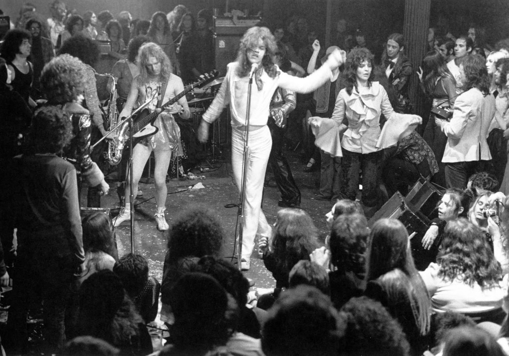 В 1973-м году New York Dolls подписывают контракт  с лейблом  Mercury Records, который выпустил дебютный альбом «New York Dolls».