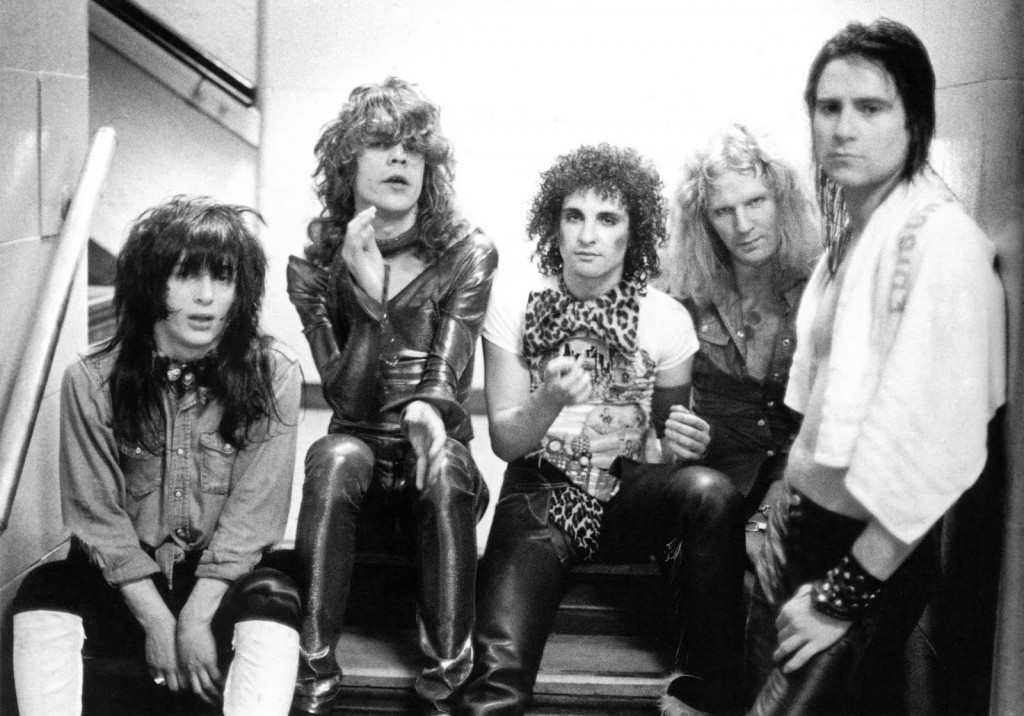 В 1973-м году New York Dolls подписывают контракт  с лейблом  Mercury Records, который выпустил дебютный альбом «New York Dolls».